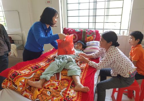 Chương trình tặng quà Tết cho bệnh nhân ung thư có hoàn cảnh khó khăn.